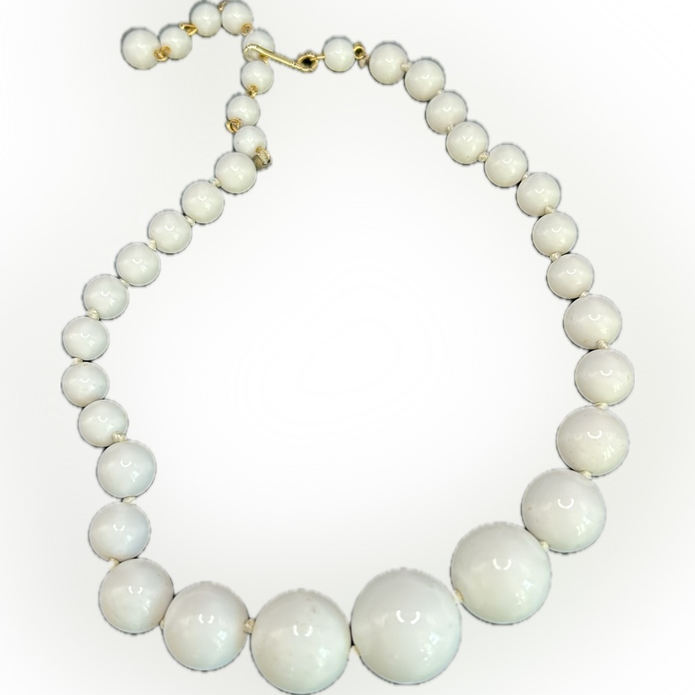Vintage mid-century white graduated chunky beaded necklace made in Japan 14”+4” - Picture 4 of 12